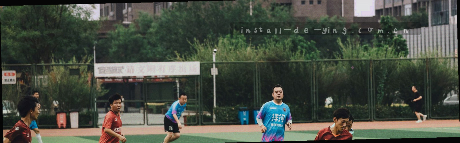 夜间数据终端的抽象近景，成排指示灯与进度条在暗色界面中亮起